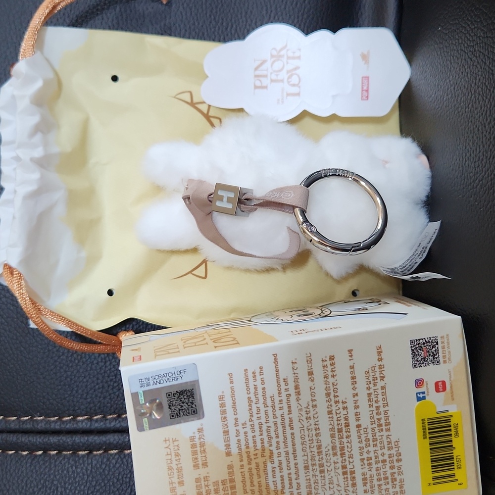 Labubu Letter "H" (White) PIN FOR LOVE THE MONSTERS SERIES - Picture 3 of 4